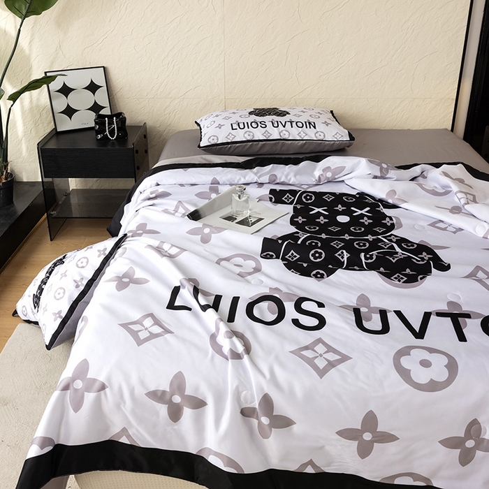 91家纺网 家纺一手货源 找家纺 色鬼布艺高端家居主号 2026春夏新款水洗真丝夏被夏凉被空调被四件套 熊仔白