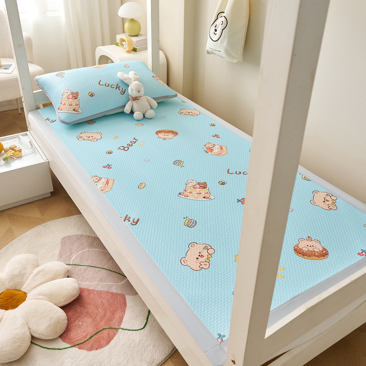 91家纺网 家纺一手货源 找家纺 家品罗兰 2026新款夏季A类印花冰豆豆凉席三明治透气网冰丝凉席家用双人冰丝席床单-学生床 甜甜圈