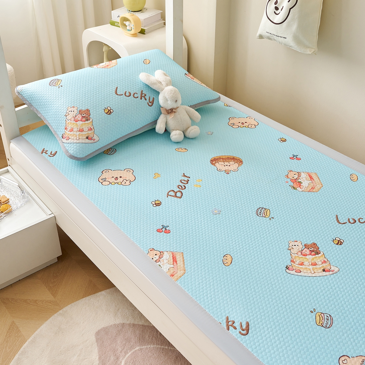 91家纺网 家纺一手货源 找家纺 家品罗兰 2026新款夏季A类印花冰豆豆凉席三明治透气网冰丝凉席家用双人冰丝席床单-学生床 甜甜圈