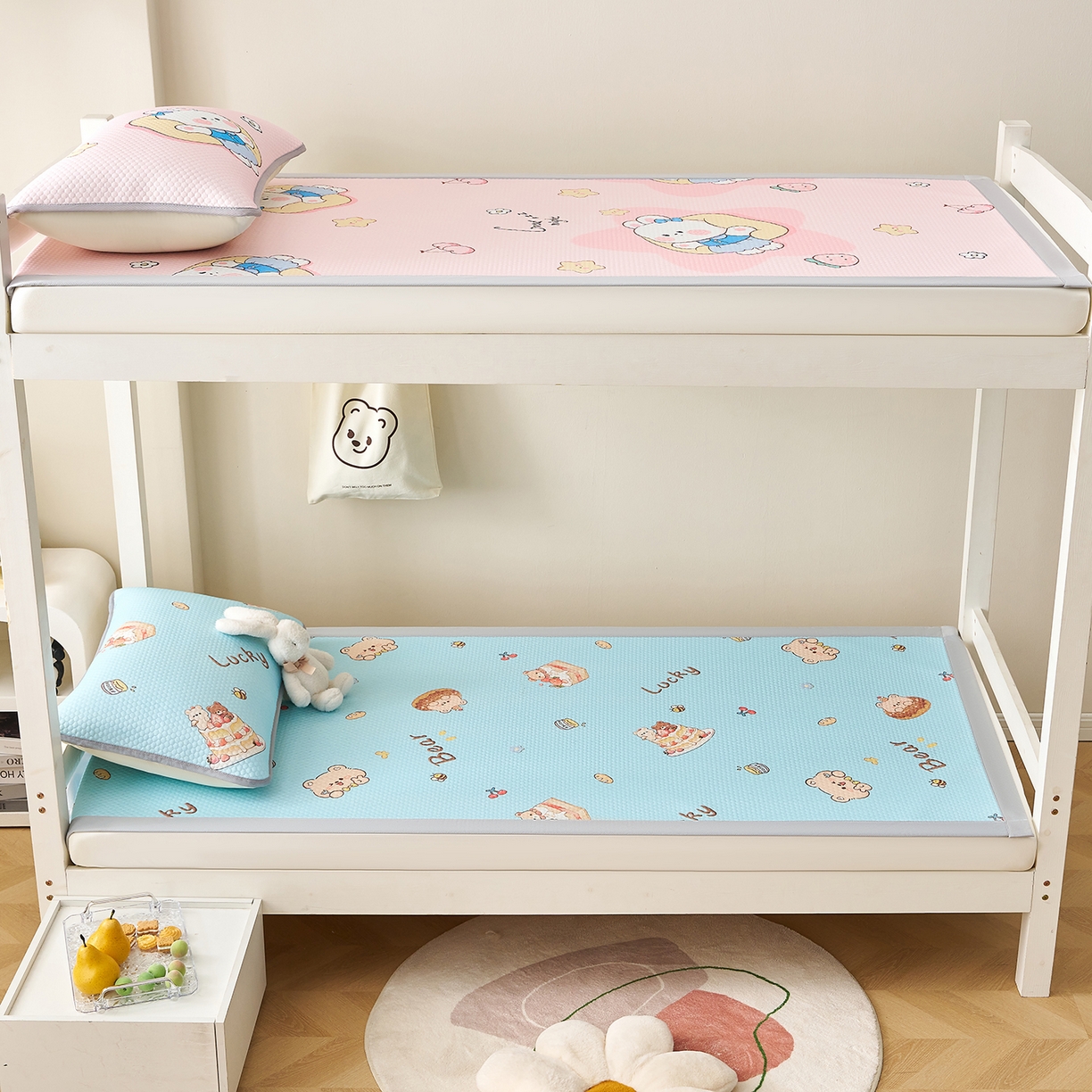 91家纺网 家纺一手货源 找家纺 家品罗兰 2026新款夏季A类印花冰豆豆凉席三明治透气网冰丝凉席家用双人冰丝席床单-学生床 甜甜圈