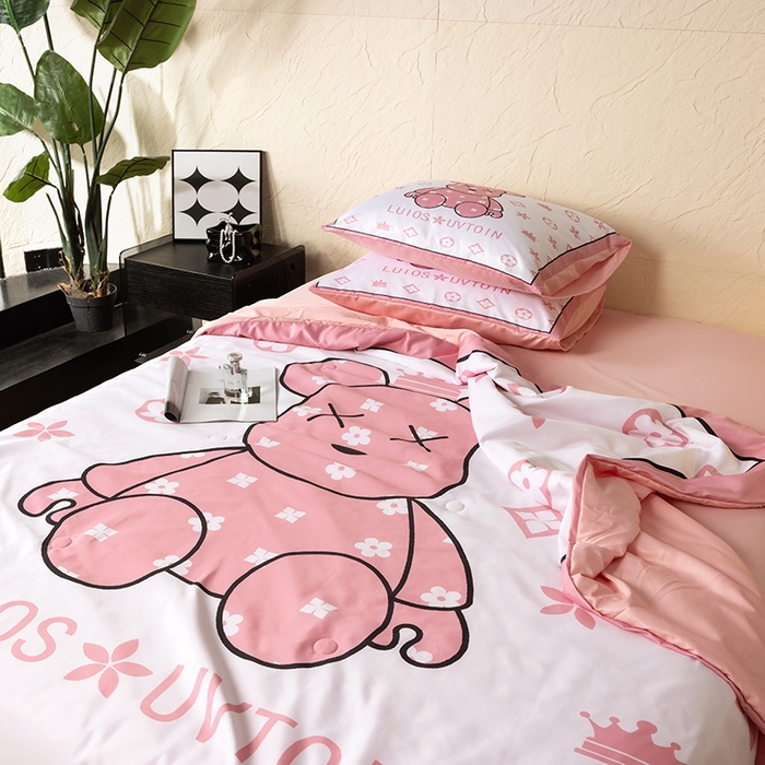 91家纺网 家纺一手货源 找家纺 色鬼布艺高端家居主号 2026春夏新款水洗真丝夏被夏凉被空调被四件套 熊仔粉