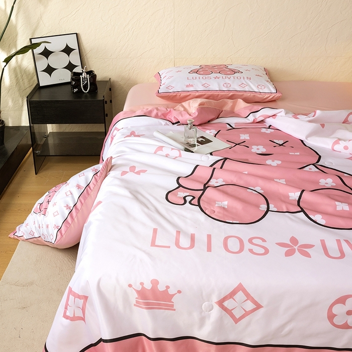 91家纺网 家纺一手货源 找家纺 色鬼布艺高端家居主号 2026春夏新款水洗真丝夏被夏凉被空调被四件套 熊仔粉