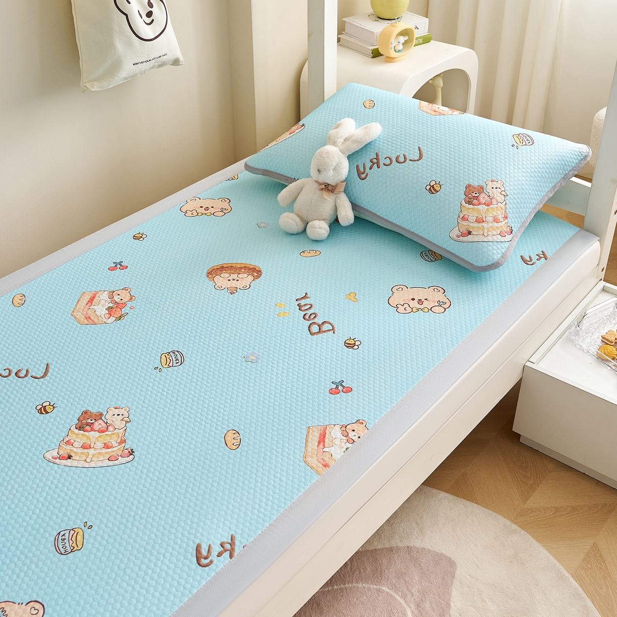 91家纺网 家纺一手货源 找家纺 家品罗兰 2026新款夏季A类印花冰豆豆凉席三明治透气网冰丝凉席家用双人冰丝席床单-学生床 甜甜圈