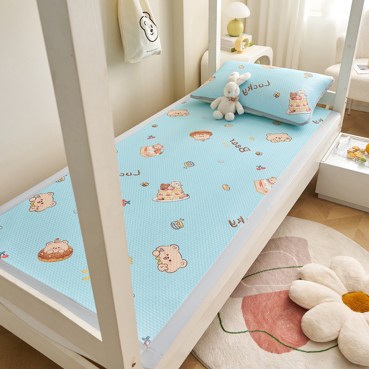 91家纺网 家纺一手货源 找家纺 家品罗兰 2026新款夏季A类印花冰豆豆凉席三明治透气网冰丝凉席家用双人冰丝席床单-学生床 甜甜圈