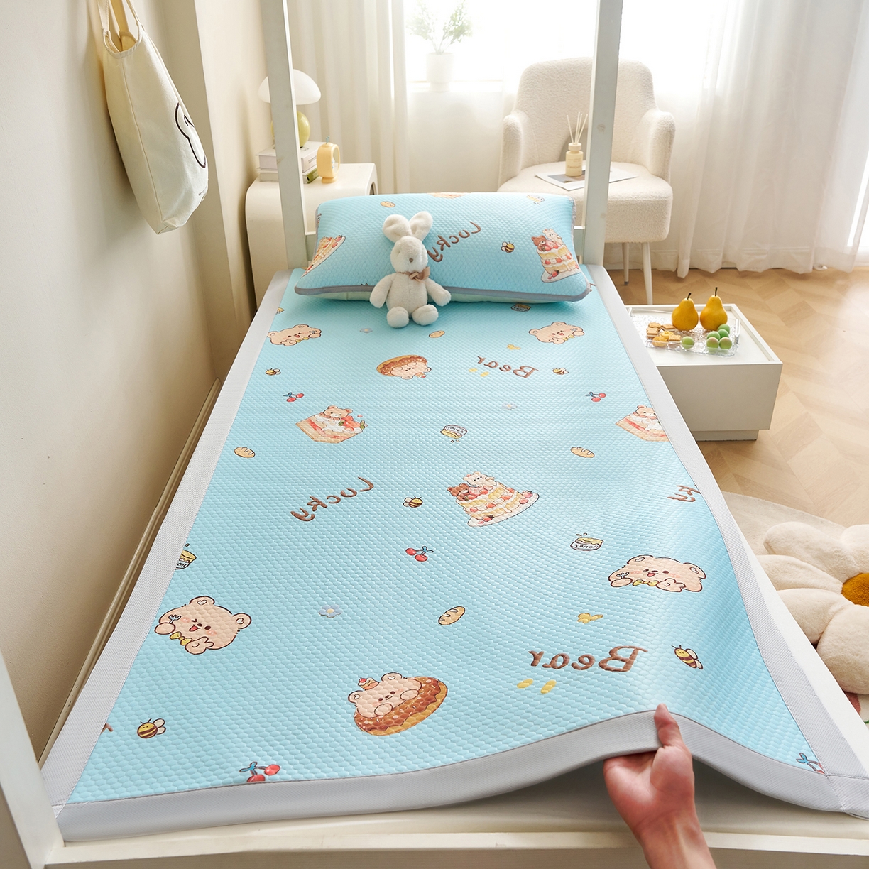 91家纺网 家纺一手货源 找家纺 家品罗兰 2026新款夏季A类印花冰豆豆凉席三明治透气网冰丝凉席家用双人冰丝席床单-学生床 甜甜圈