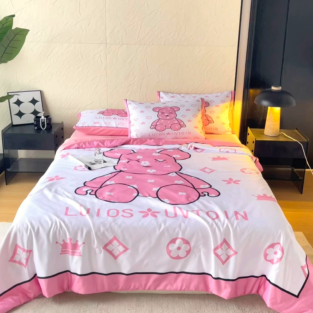 91家纺网 家纺一手货源 找家纺 色鬼布艺高端家居主号 2026春夏新款水洗真丝夏被夏凉被空调被四件套 熊仔粉