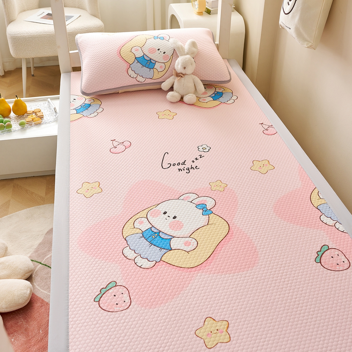 91家纺网 家纺一手货源 找家纺 家品罗兰 2026新款夏季A类印花冰豆豆凉席三明治透气网冰丝凉席家用双人冰丝席床单-学生床 兔宝贝