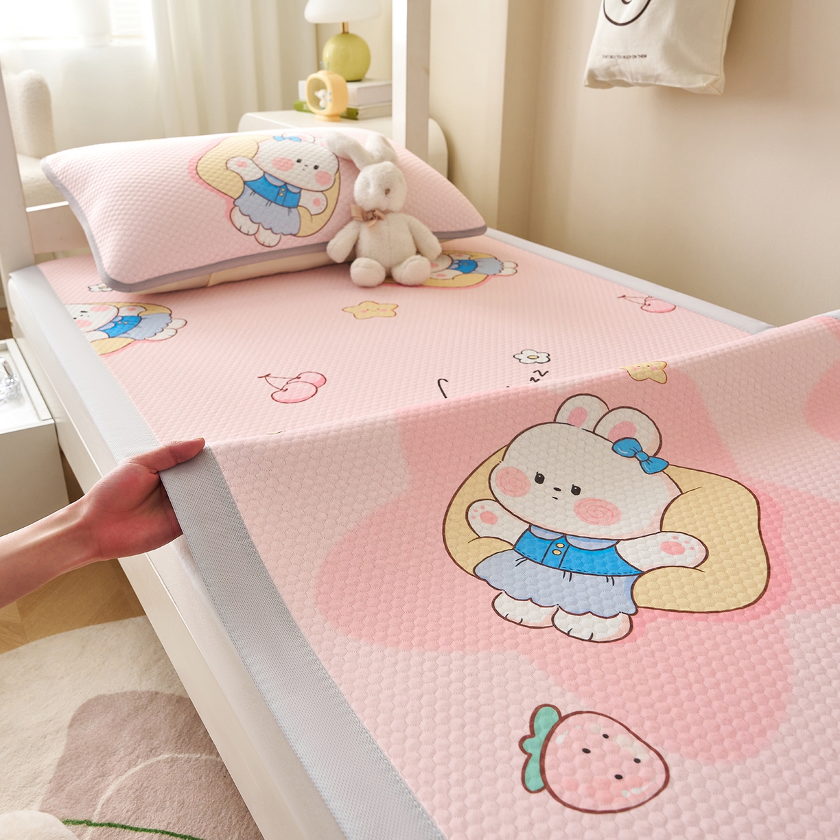 91家纺网 家纺一手货源 找家纺 家品罗兰 2026新款夏季A类印花冰豆豆凉席三明治透气网冰丝凉席家用双人冰丝席床单-学生床 兔宝贝