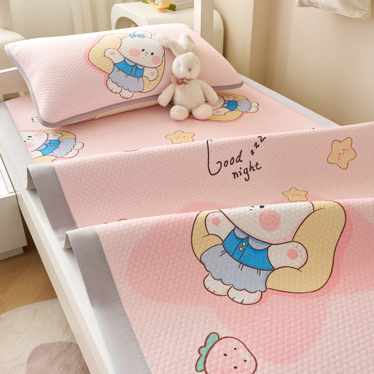 91家纺网 家纺一手货源 找家纺 家品罗兰 2026新款夏季A类印花冰豆豆凉席三明治透气网冰丝凉席家用双人冰丝席床单-学生床 兔宝贝