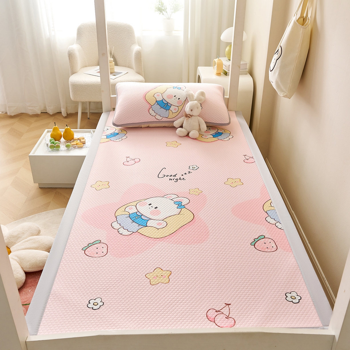 91家纺网 家纺一手货源 找家纺 家品罗兰 2026新款夏季A类印花冰豆豆凉席三明治透气网冰丝凉席家用双人冰丝席床单-学生床 兔宝贝