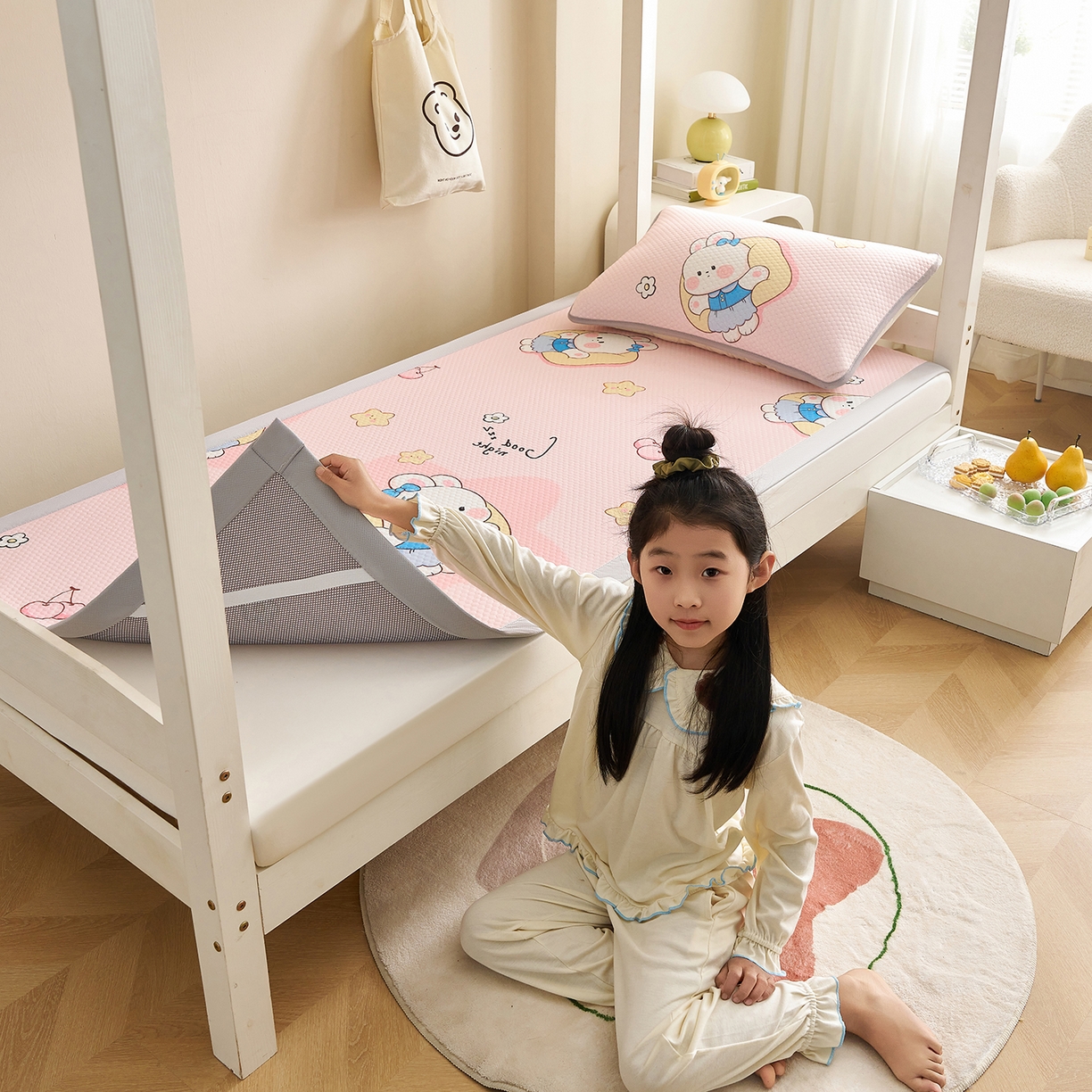 91家纺网 家纺一手货源 找家纺 家品罗兰 2026新款夏季A类印花冰豆豆凉席三明治透气网冰丝凉席家用双人冰丝席床单-学生床 兔宝贝