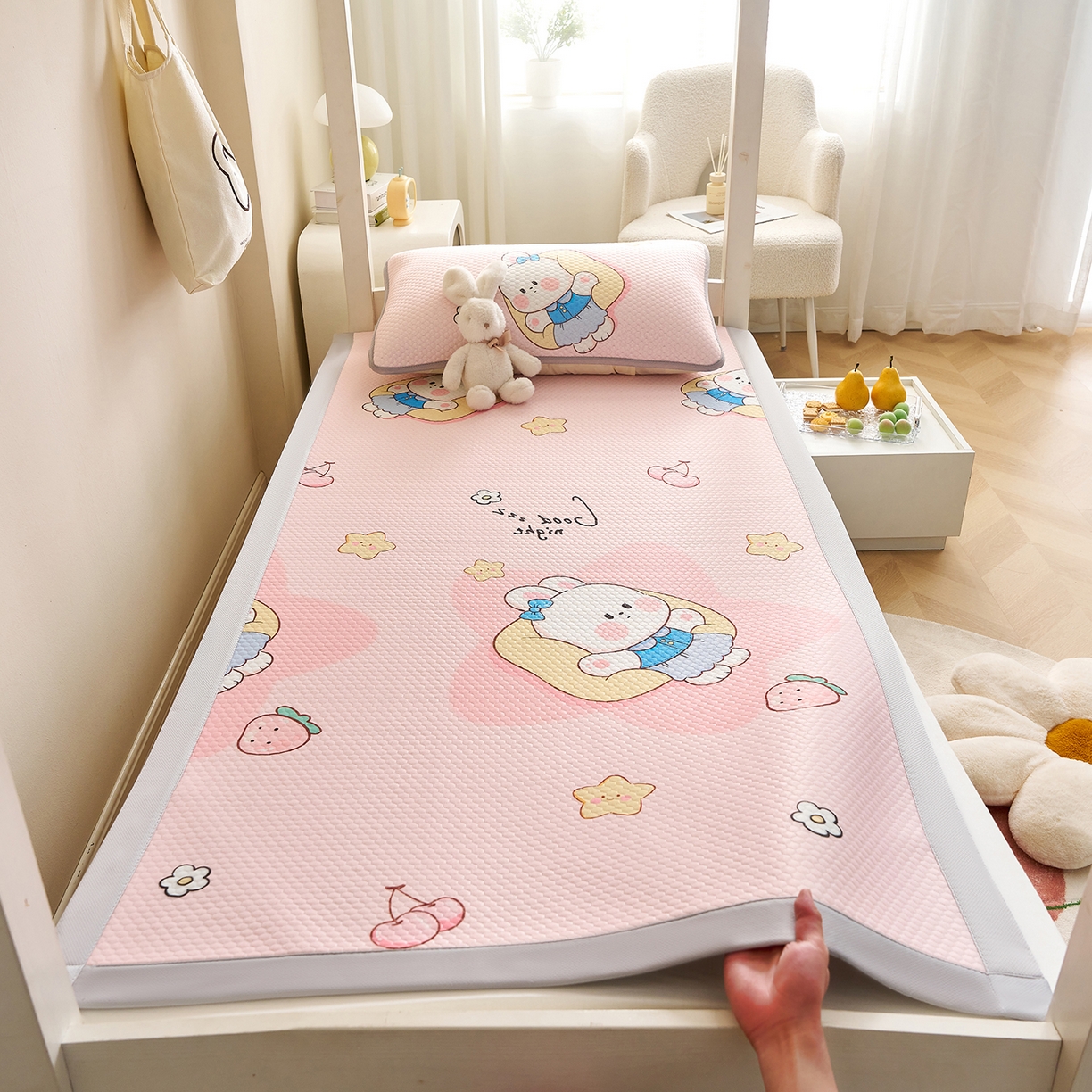 91家纺网 家纺一手货源 找家纺 家品罗兰 2026新款夏季A类印花冰豆豆凉席三明治透气网冰丝凉席家用双人冰丝席床单-学生床 兔宝贝