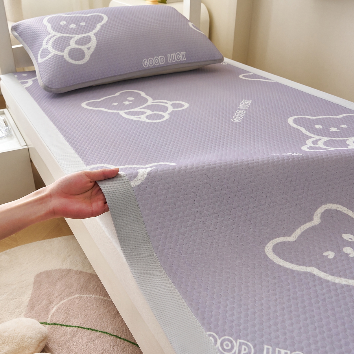 91家纺网 家纺一手货源 找家纺 家品罗兰 2026新款夏季A类印花冰豆豆凉席三明治透气网冰丝凉席家用双人冰丝席床单-学生床 维尼熊