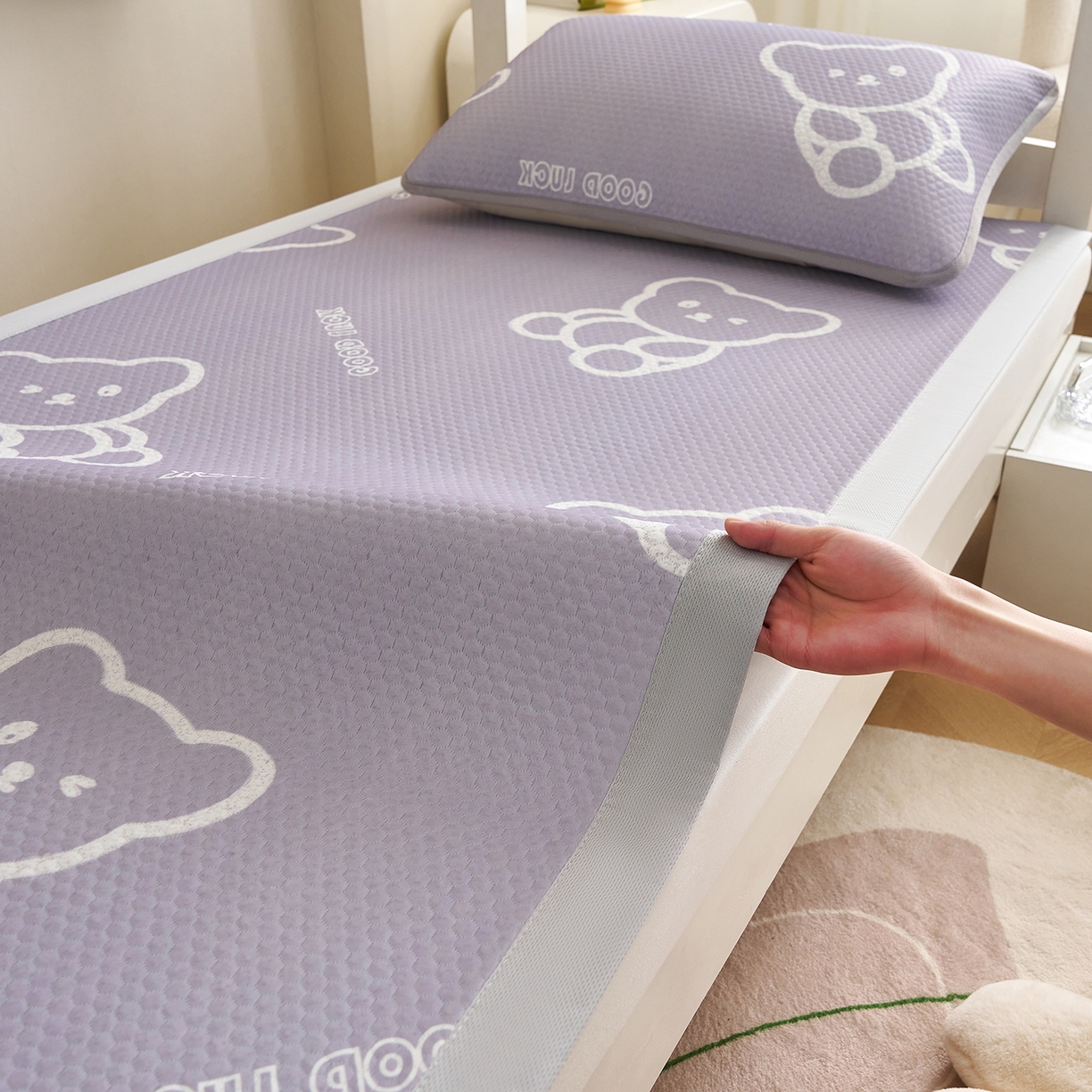 91家纺网 家纺一手货源 找家纺 家品罗兰 2026新款夏季A类印花冰豆豆凉席三明治透气网冰丝凉席家用双人冰丝席床单-学生床 维尼熊