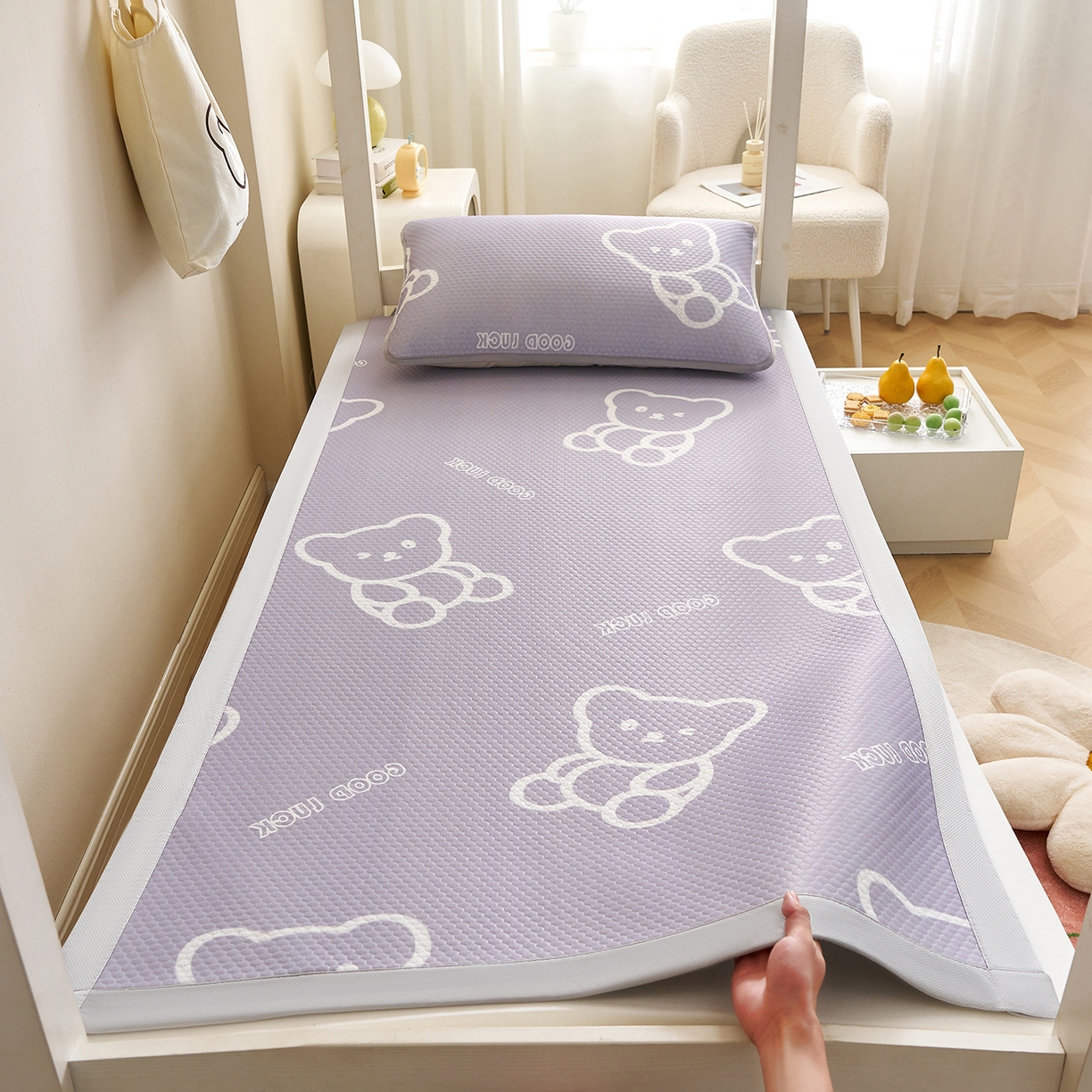 91家纺网 家纺一手货源 找家纺 家品罗兰 2026新款夏季A类印花冰豆豆凉席三明治透气网冰丝凉席家用双人冰丝席床单-学生床 维尼熊