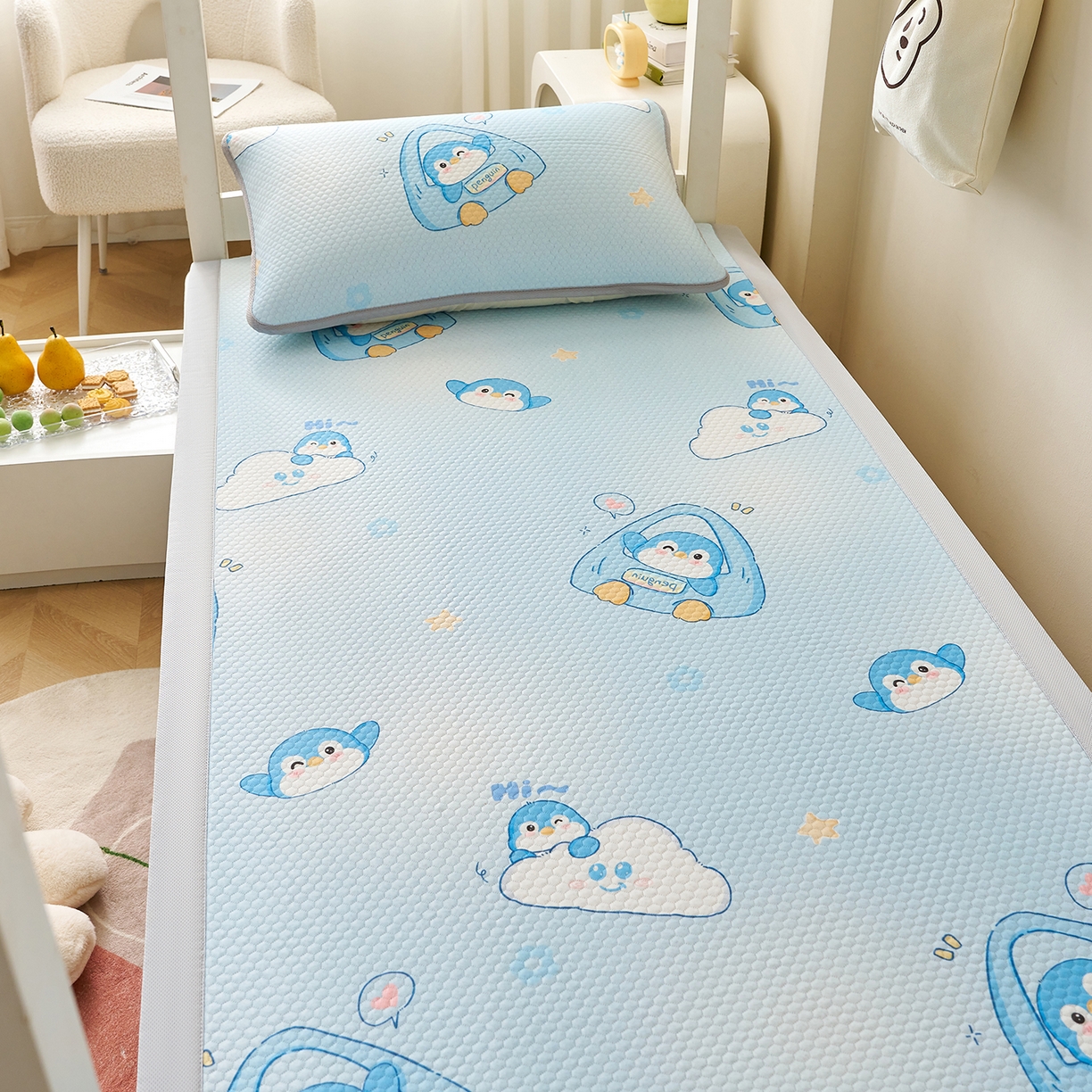 91家纺网 家纺一手货源 找家纺 家品罗兰 2026新款夏季A类印花冰豆豆凉席三明治透气网冰丝凉席家用双人冰丝席床单-学生床 小企鹅