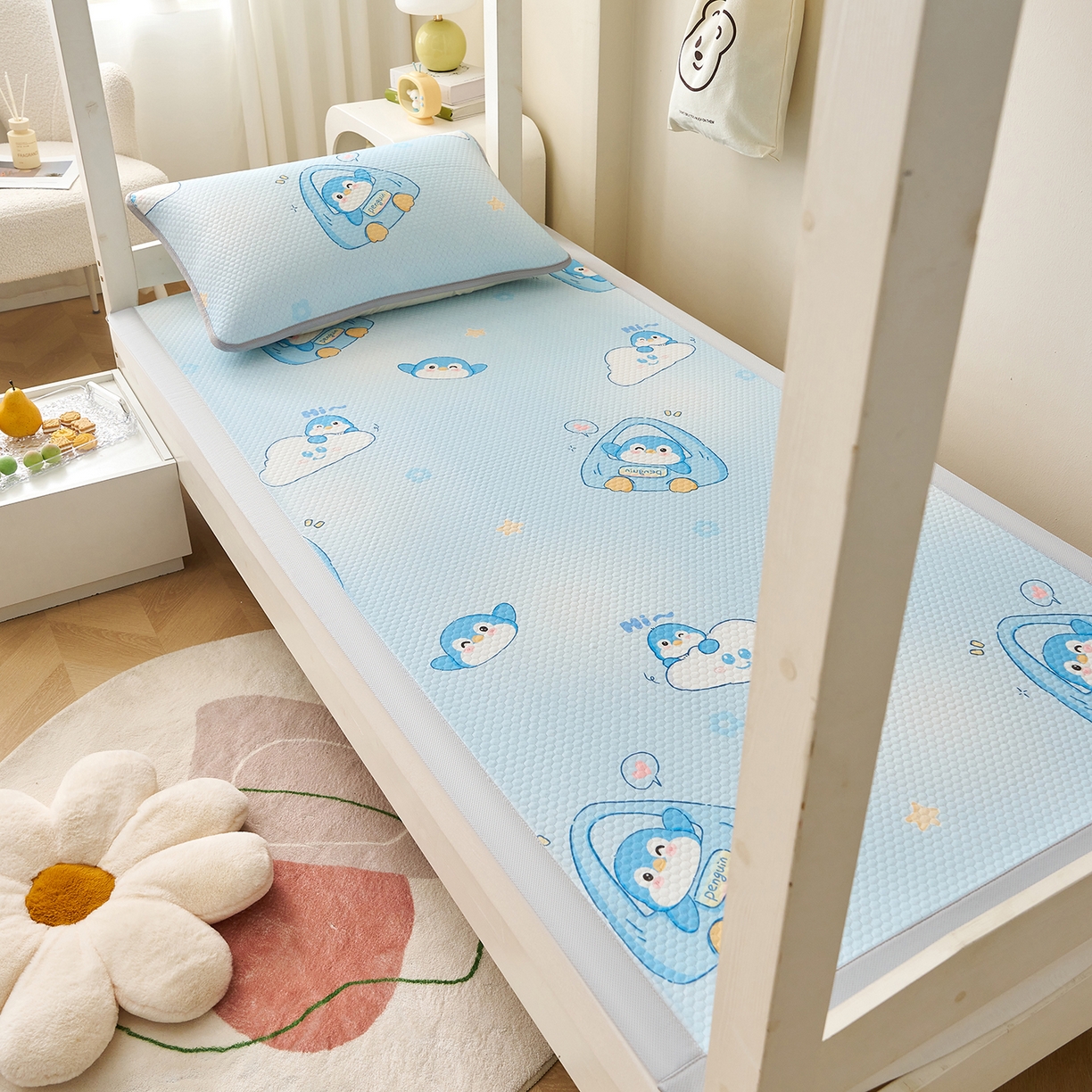 91家纺网 家纺一手货源 找家纺 家品罗兰 2026新款夏季A类印花冰豆豆凉席三明治透气网冰丝凉席家用双人冰丝席床单-学生床 小企鹅