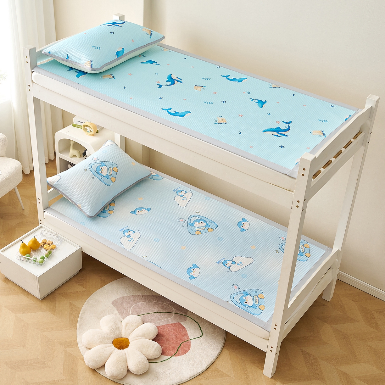 91家纺网 家纺一手货源 找家纺 家品罗兰 2026新款夏季A类印花冰豆豆凉席三明治透气网冰丝凉席家用双人冰丝席床单-学生床 小企鹅