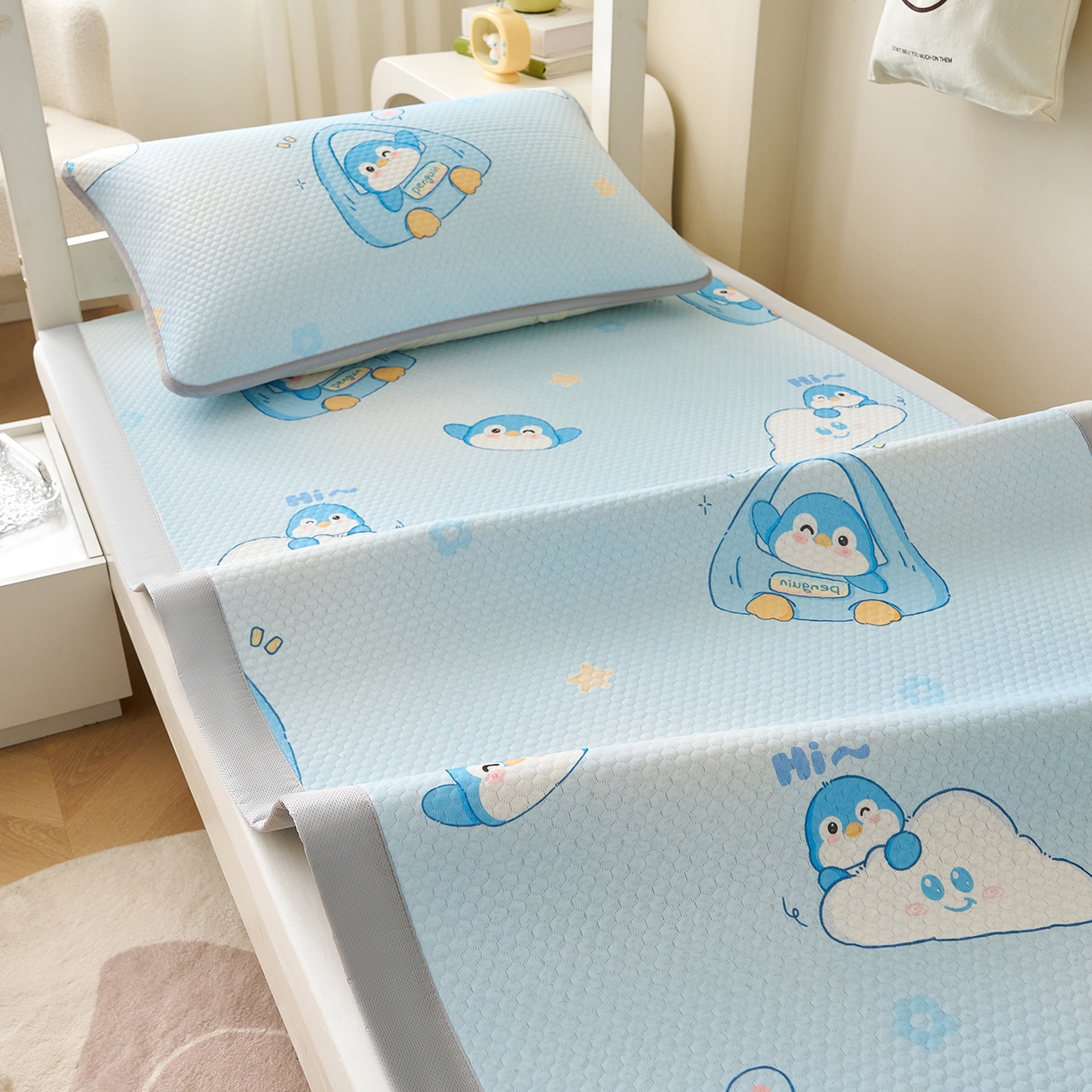 91家纺网 家纺一手货源 找家纺 家品罗兰 2026新款夏季A类印花冰豆豆凉席三明治透气网冰丝凉席家用双人冰丝席床单-学生床 小企鹅