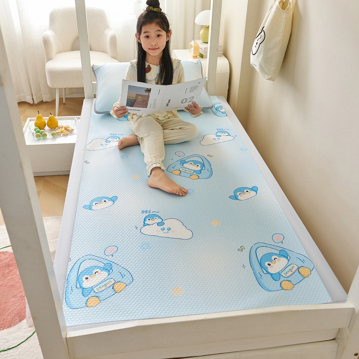 91家纺网 家纺一手货源 找家纺 家品罗兰 2026新款夏季A类印花冰豆豆凉席三明治透气网冰丝凉席家用双人冰丝席床单-学生床 小企鹅