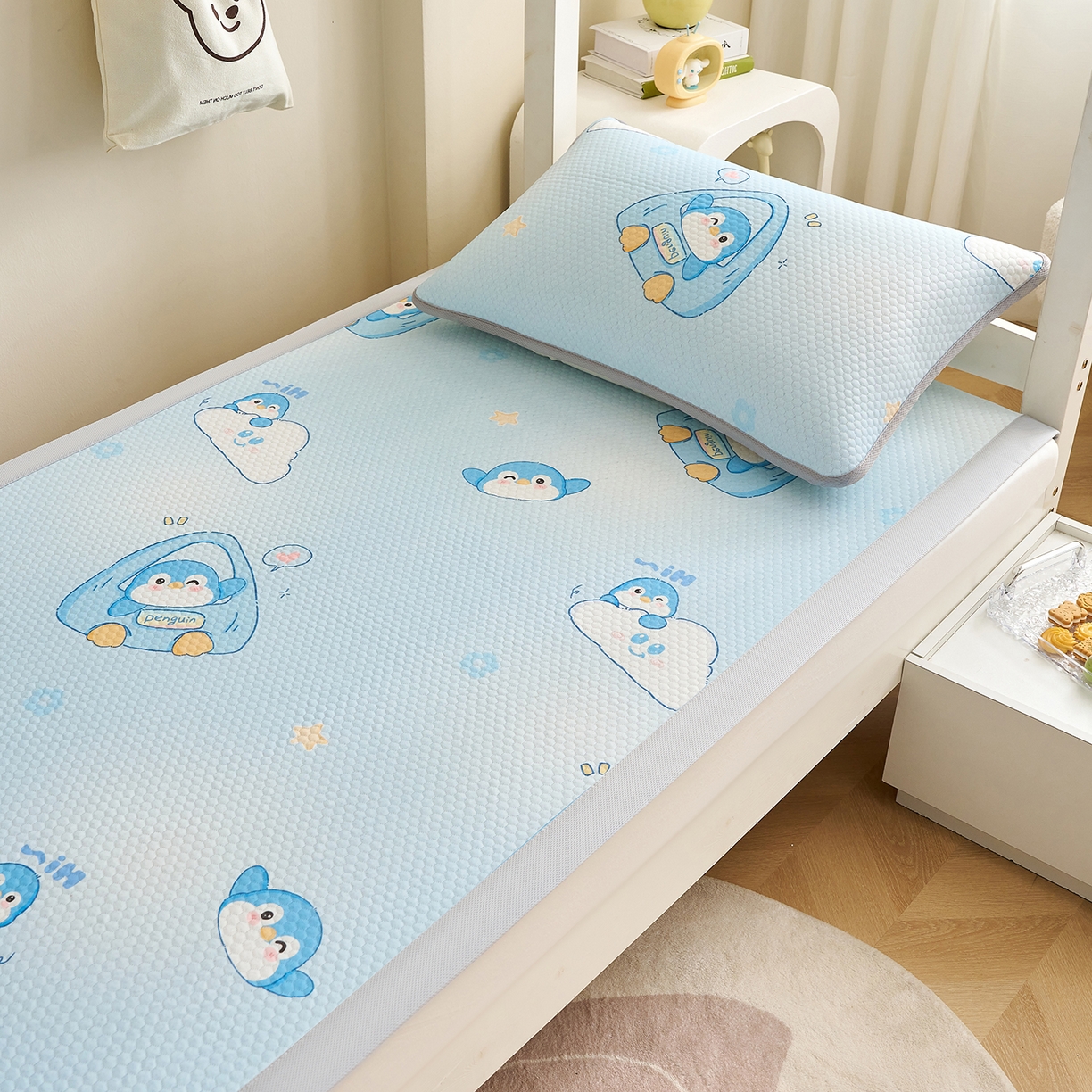 91家纺网 家纺一手货源 找家纺 家品罗兰 2026新款夏季A类印花冰豆豆凉席三明治透气网冰丝凉席家用双人冰丝席床单-学生床 小企鹅