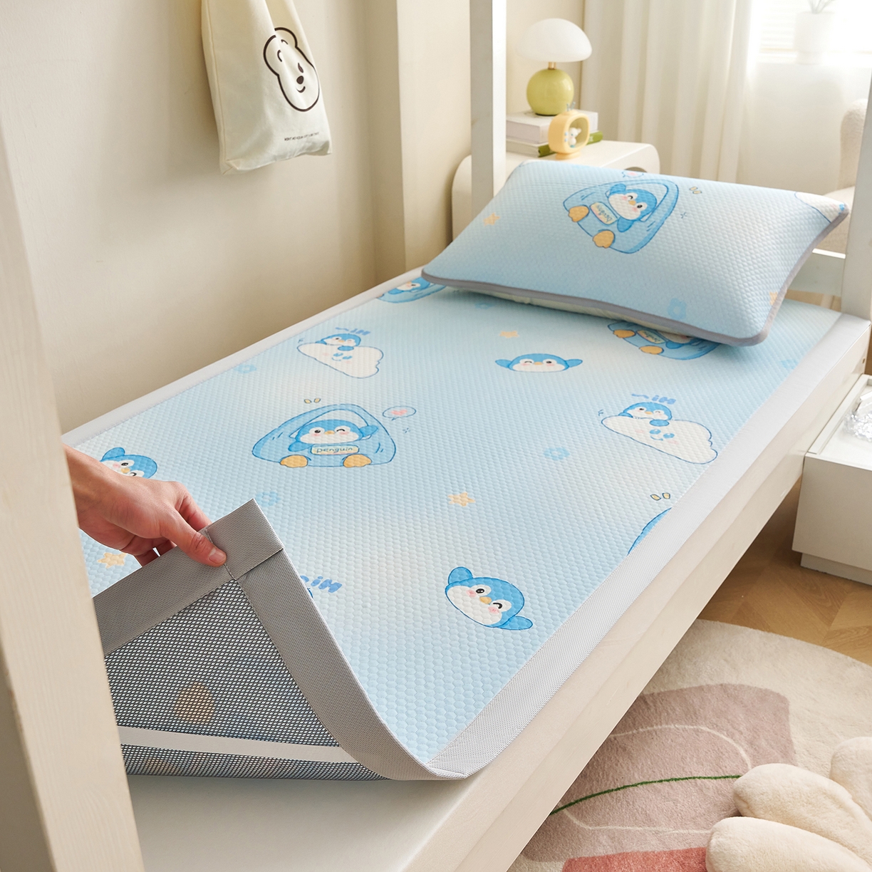 91家纺网 家纺一手货源 找家纺 家品罗兰 2026新款夏季A类印花冰豆豆凉席三明治透气网冰丝凉席家用双人冰丝席床单-学生床 小企鹅