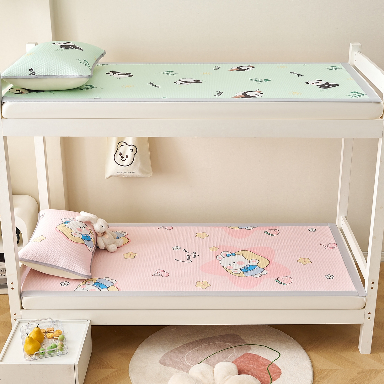 91家纺网 家纺一手货源 找家纺 家品罗兰 2026新款夏季A类印花冰豆豆凉席三明治透气网冰丝凉席家用双人冰丝席床单-学生床 熊猫家园