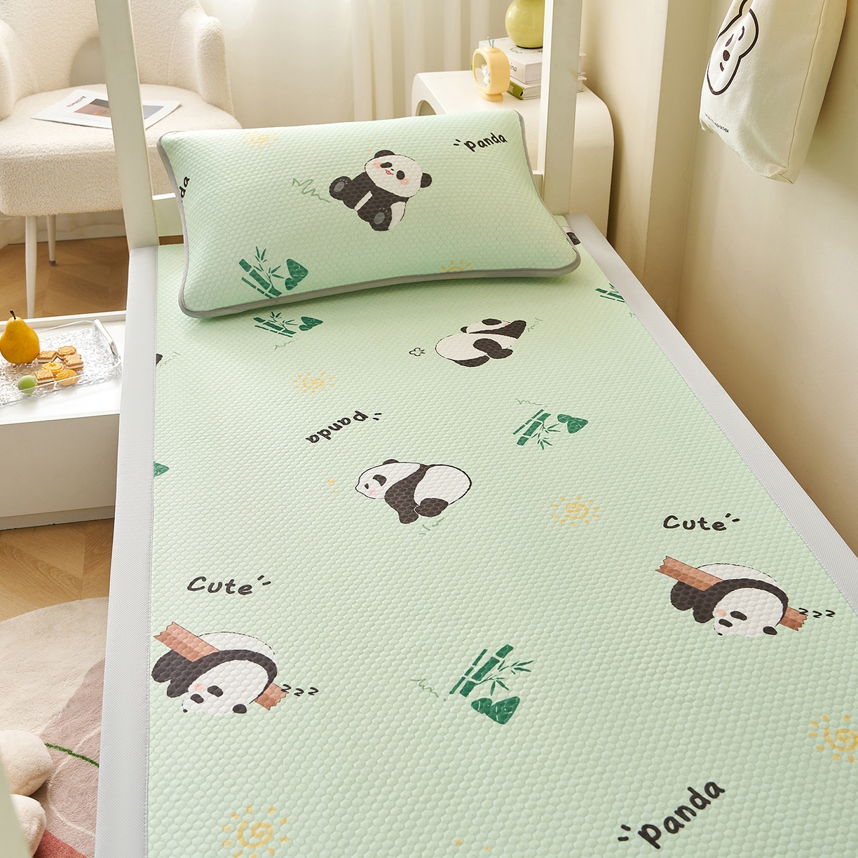 91家纺网 家纺一手货源 找家纺 家品罗兰 2026新款夏季A类印花冰豆豆凉席三明治透气网冰丝凉席家用双人冰丝席床单-学生床 熊猫家园