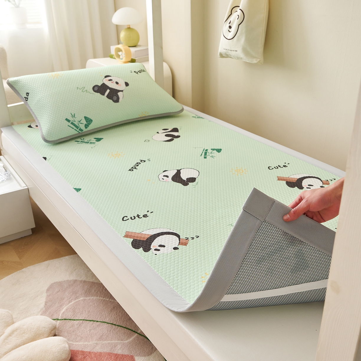 91家纺网 家纺一手货源 找家纺 家品罗兰 2026新款夏季A类印花冰豆豆凉席三明治透气网冰丝凉席家用双人冰丝席床单-学生床 熊猫家园