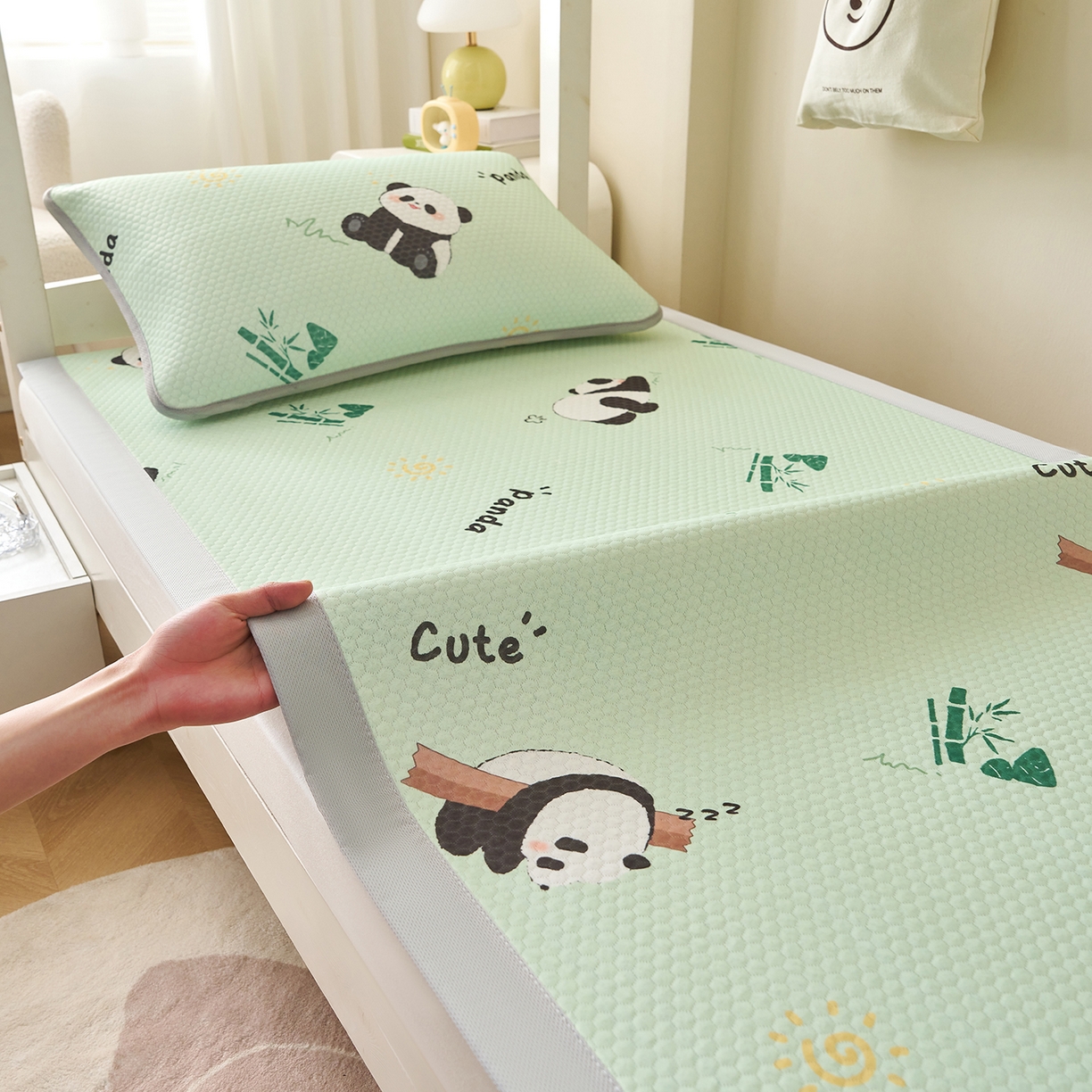 91家纺网 家纺一手货源 找家纺 家品罗兰 2026新款夏季A类印花冰豆豆凉席三明治透气网冰丝凉席家用双人冰丝席床单-学生床 熊猫家园