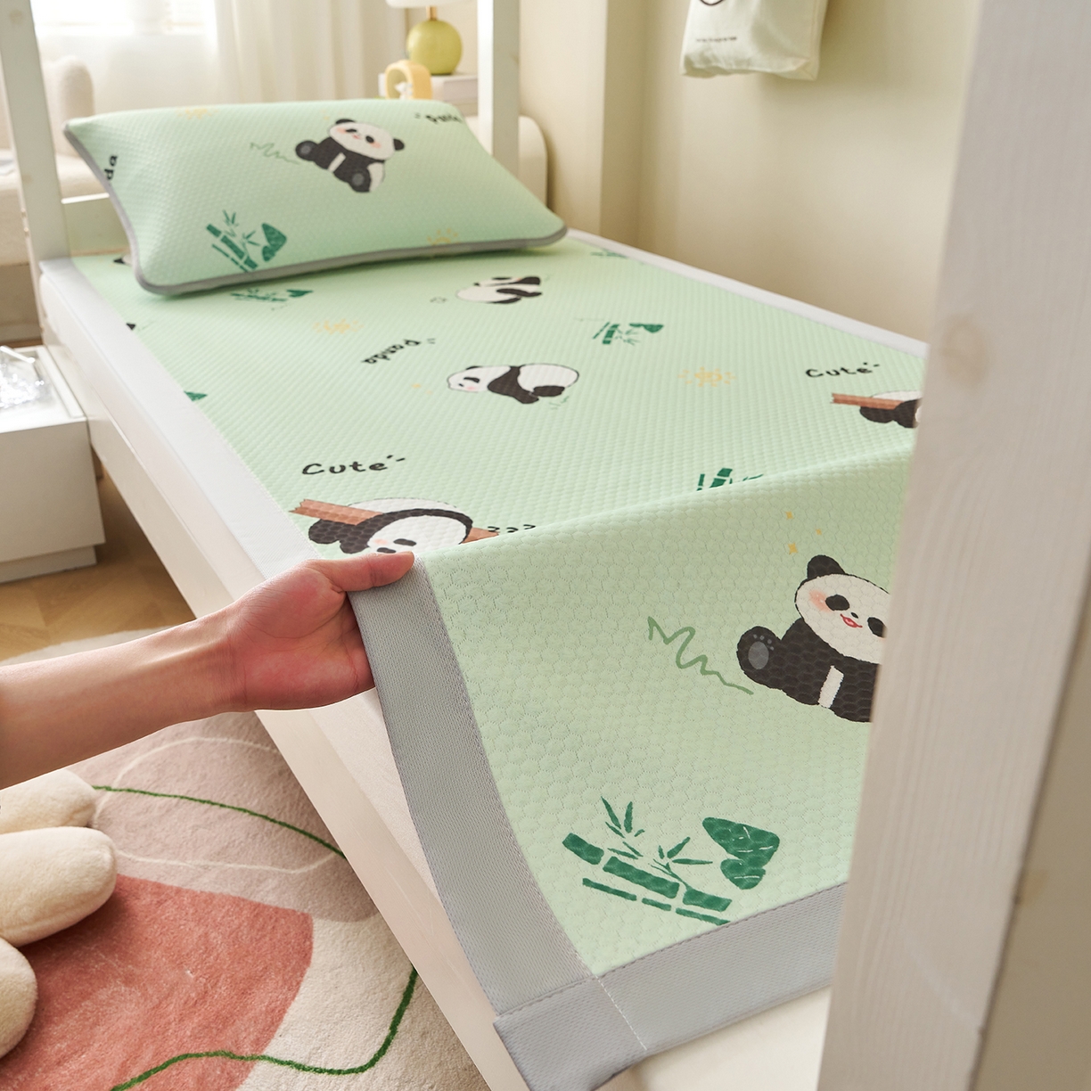 91家纺网 家纺一手货源 找家纺 家品罗兰 2026新款夏季A类印花冰豆豆凉席三明治透气网冰丝凉席家用双人冰丝席床单-学生床 熊猫家园