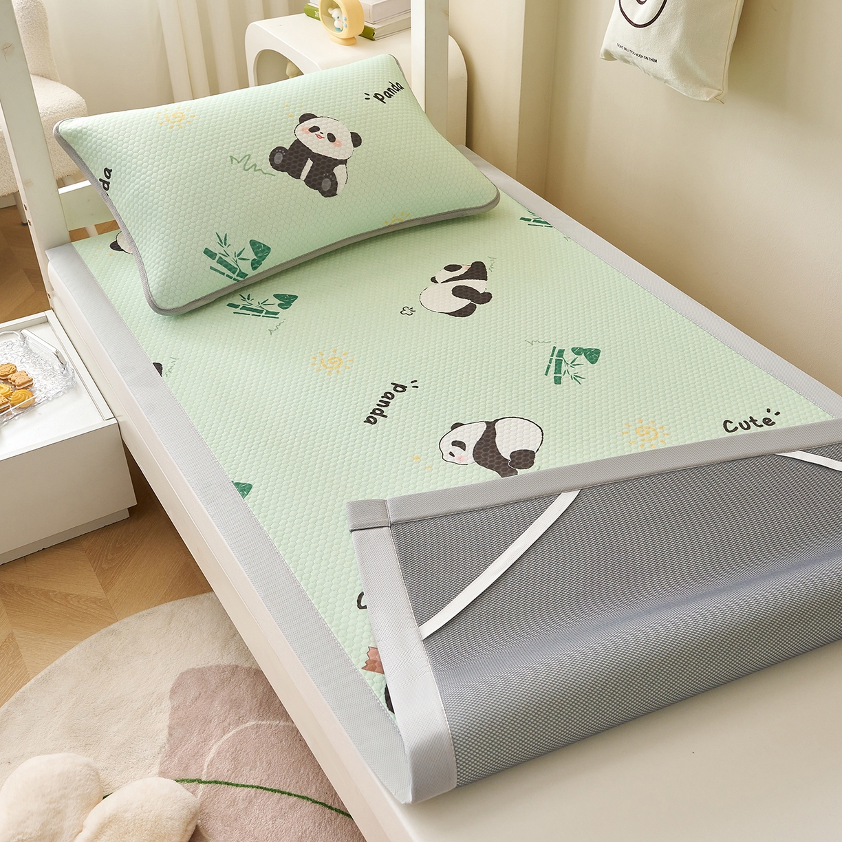 91家纺网 家纺一手货源 找家纺 家品罗兰 2026新款夏季A类印花冰豆豆凉席三明治透气网冰丝凉席家用双人冰丝席床单-学生床 熊猫家园