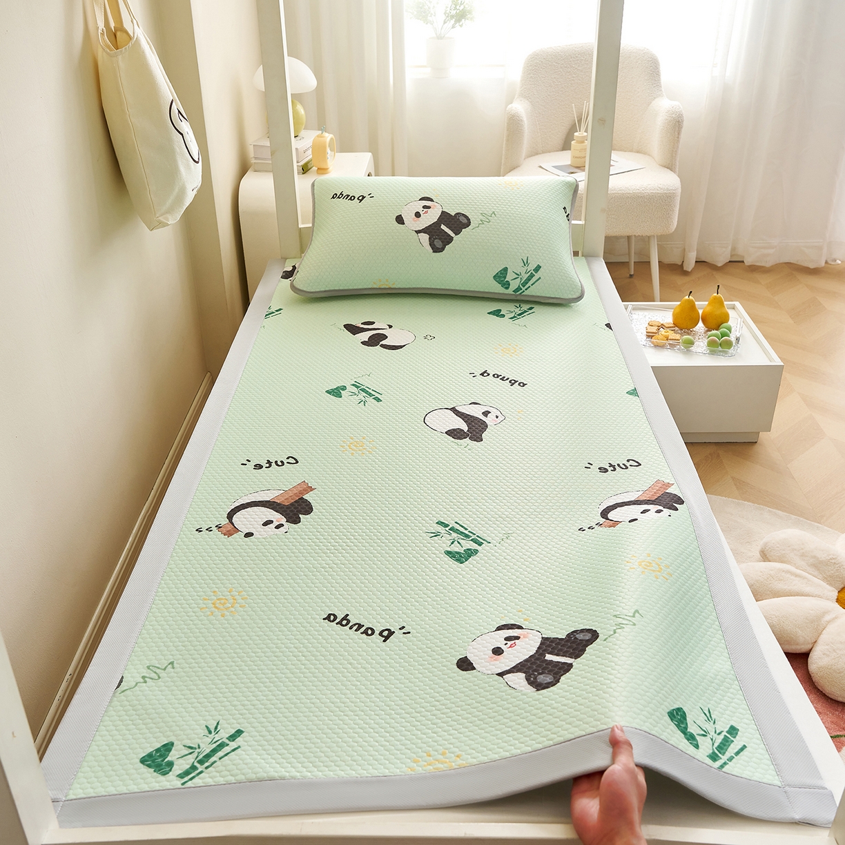 91家纺网 家纺一手货源 找家纺 家品罗兰 2026新款夏季A类印花冰豆豆凉席三明治透气网冰丝凉席家用双人冰丝席床单-学生床 熊猫家园