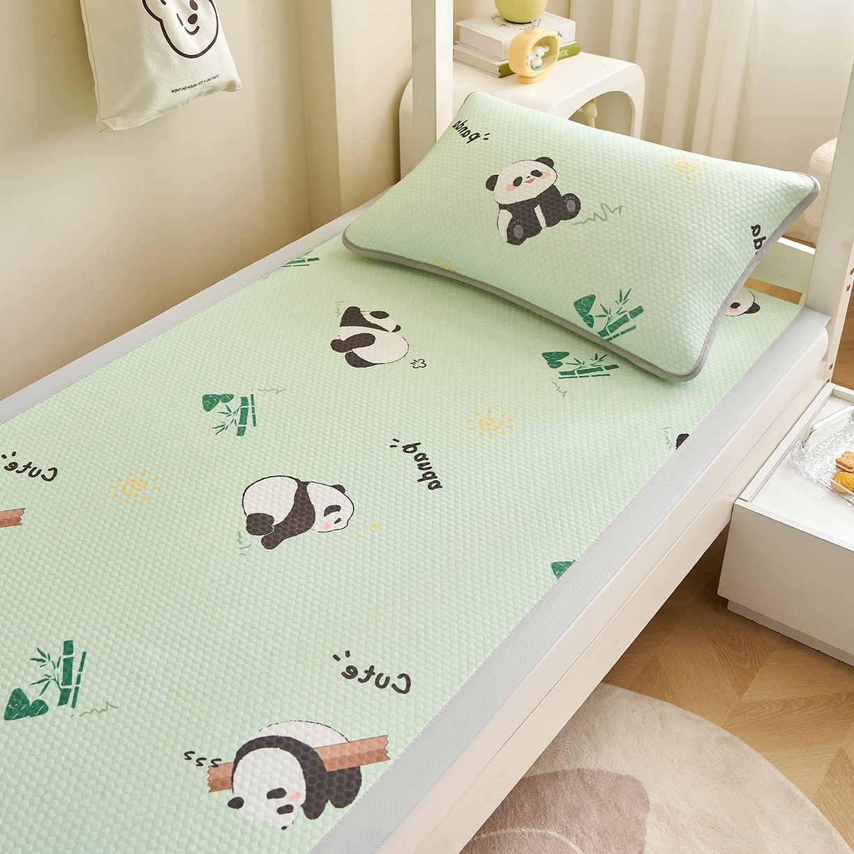 91家纺网 家纺一手货源 找家纺 家品罗兰 2026新款夏季A类印花冰豆豆凉席三明治透气网冰丝凉席家用双人冰丝席床单-学生床 熊猫家园