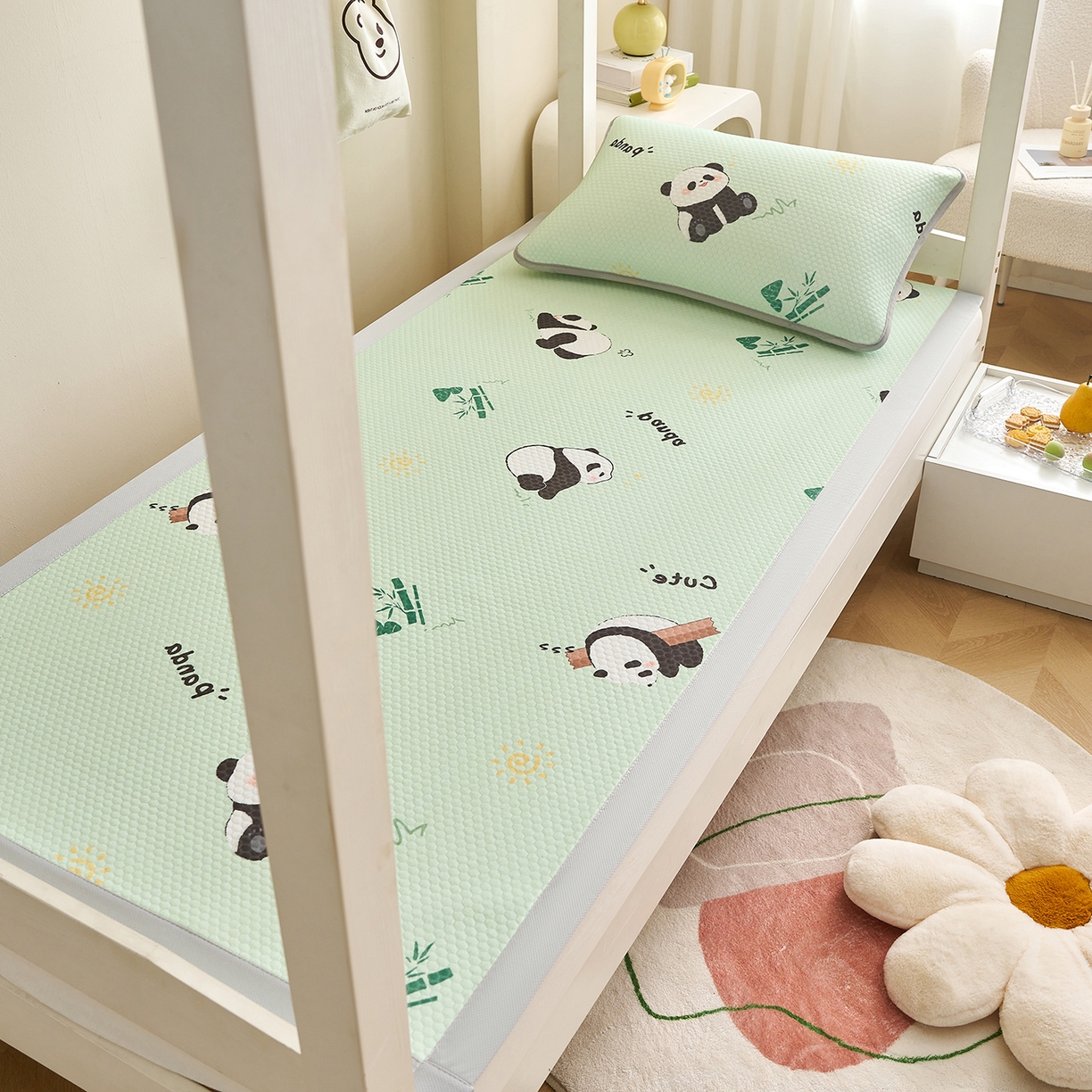 91家纺网 家纺一手货源 找家纺 家品罗兰 2026新款夏季A类印花冰豆豆凉席三明治透气网冰丝凉席家用双人冰丝席床单-学生床 熊猫家园