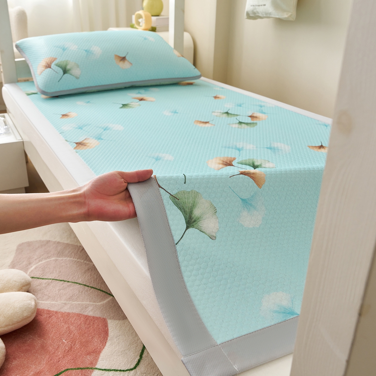 91家纺网 家纺一手货源 找家纺 家品罗兰 2026新款夏季A类印花冰豆豆凉席三明治透气网冰丝凉席家用双人冰丝席床单-学生床 叶语