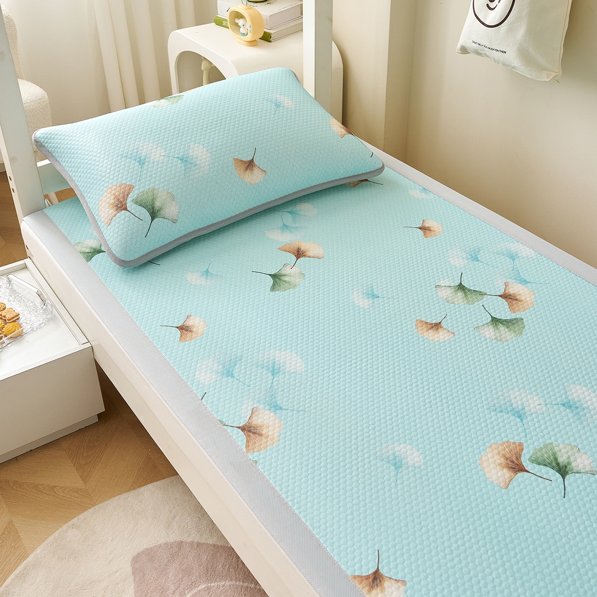 91家纺网 家纺一手货源 找家纺 家品罗兰 2026新款夏季A类印花冰豆豆凉席三明治透气网冰丝凉席家用双人冰丝席床单-学生床 叶语