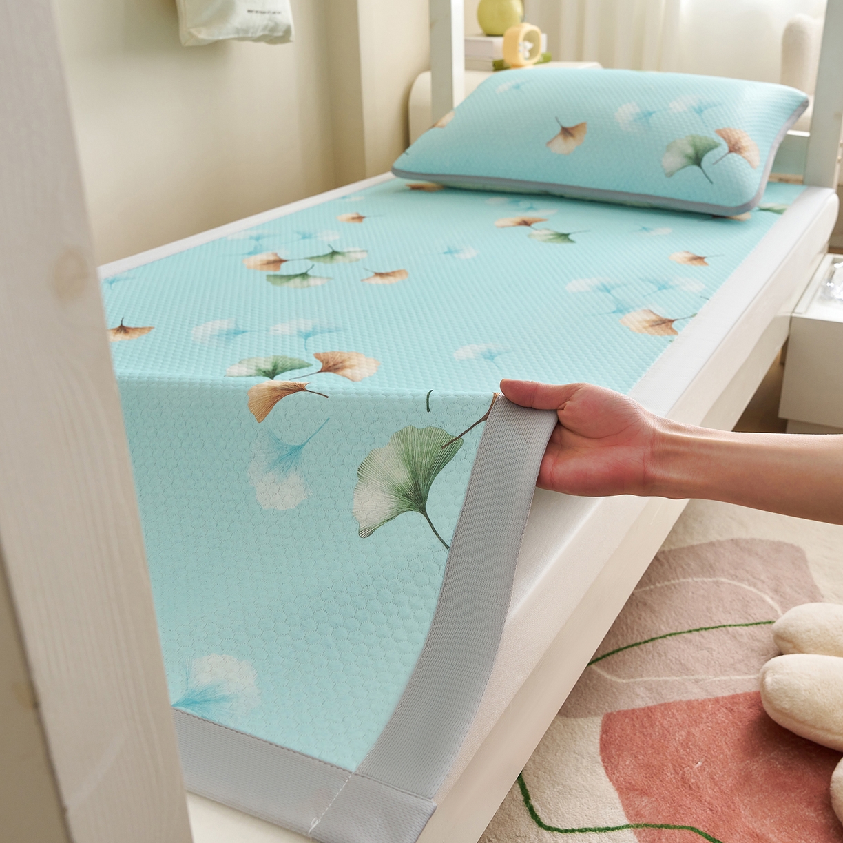 91家纺网 家纺一手货源 找家纺 家品罗兰 2026新款夏季A类印花冰豆豆凉席三明治透气网冰丝凉席家用双人冰丝席床单-学生床 叶语