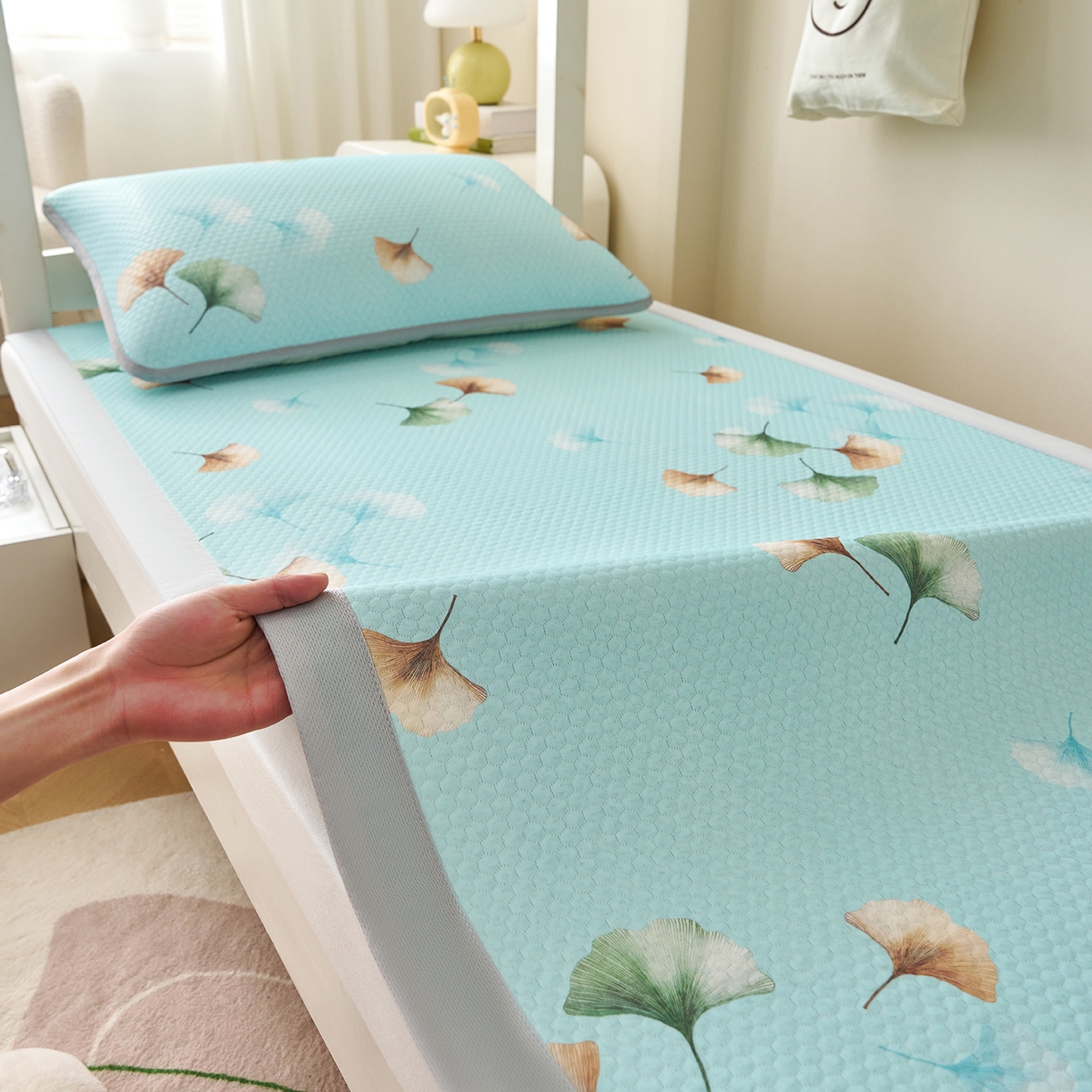 91家纺网 家纺一手货源 找家纺 家品罗兰 2026新款夏季A类印花冰豆豆凉席三明治透气网冰丝凉席家用双人冰丝席床单-学生床 叶语