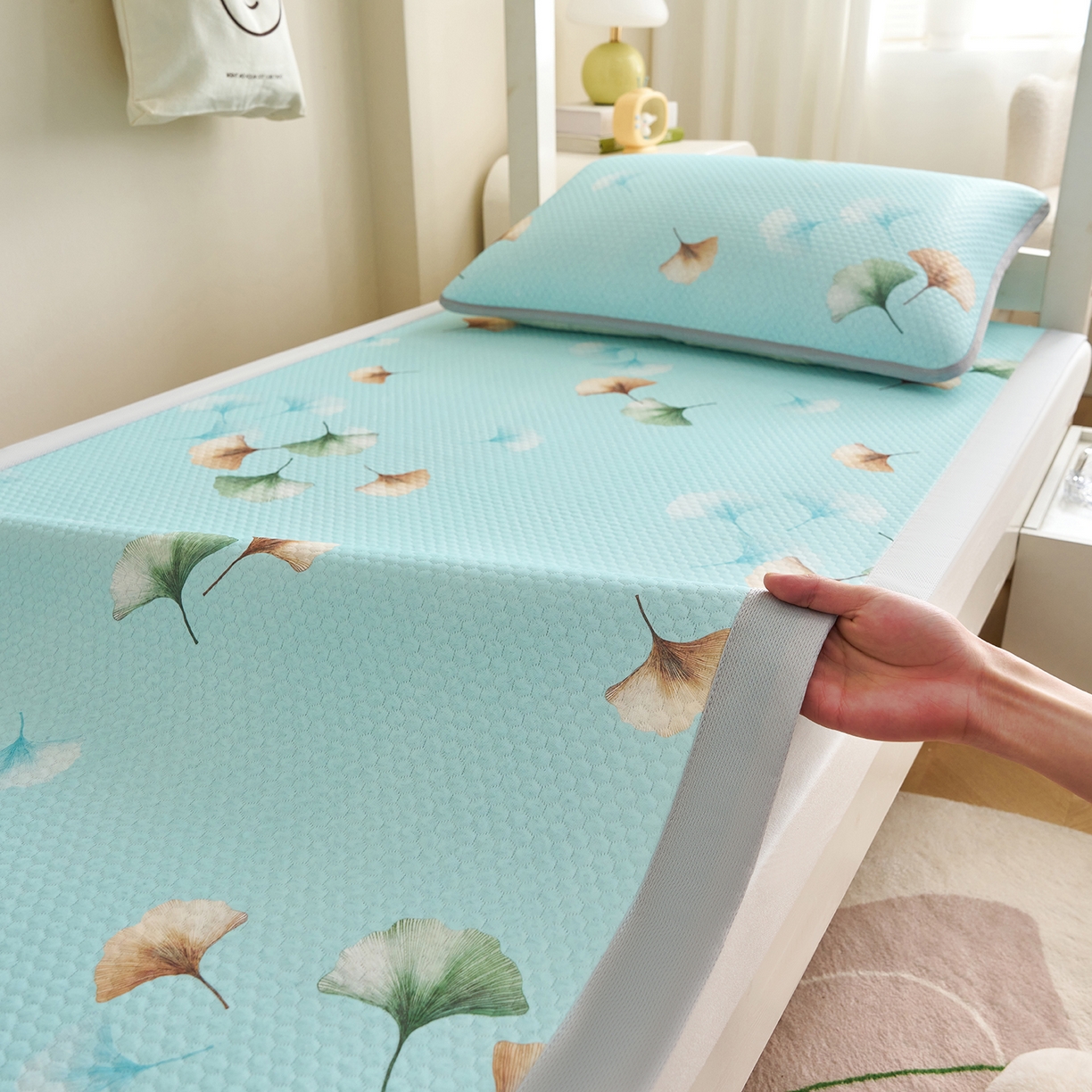 91家纺网 家纺一手货源 找家纺 家品罗兰 2026新款夏季A类印花冰豆豆凉席三明治透气网冰丝凉席家用双人冰丝席床单-学生床 叶语