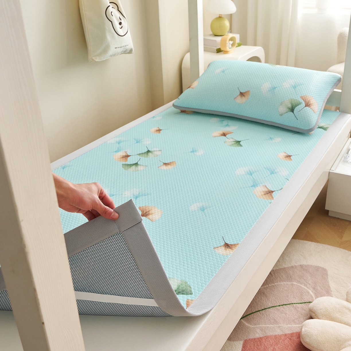 91家纺网 家纺一手货源 找家纺 家品罗兰 2026新款夏季A类印花冰豆豆凉席三明治透气网冰丝凉席家用双人冰丝席床单-学生床 叶语