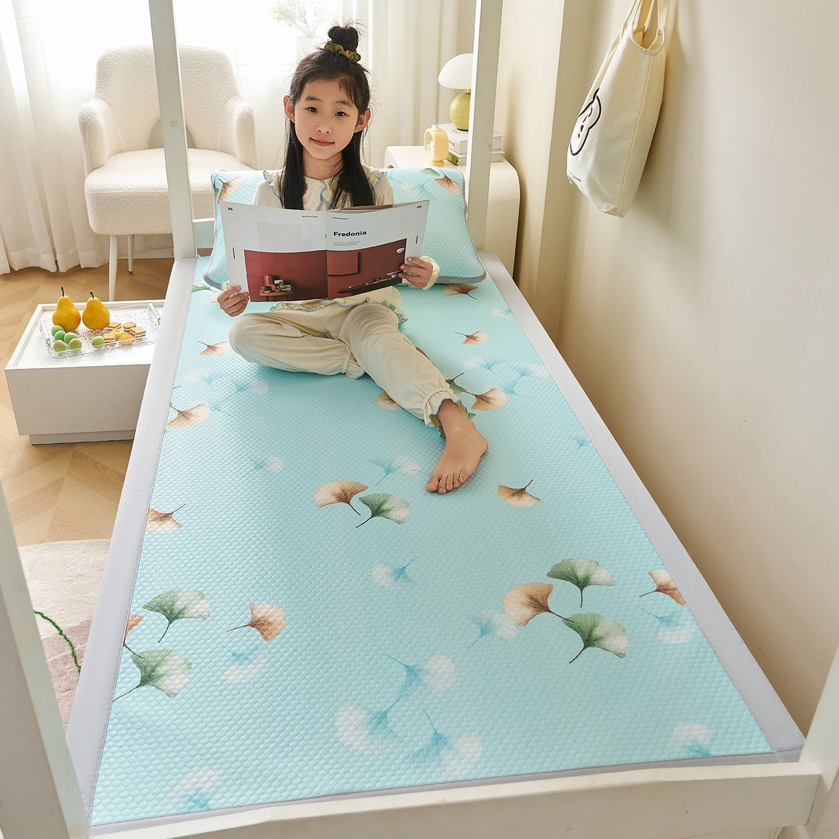 91家纺网 家纺一手货源 找家纺 家品罗兰 2026新款夏季A类印花冰豆豆凉席三明治透气网冰丝凉席家用双人冰丝席床单-学生床 叶语