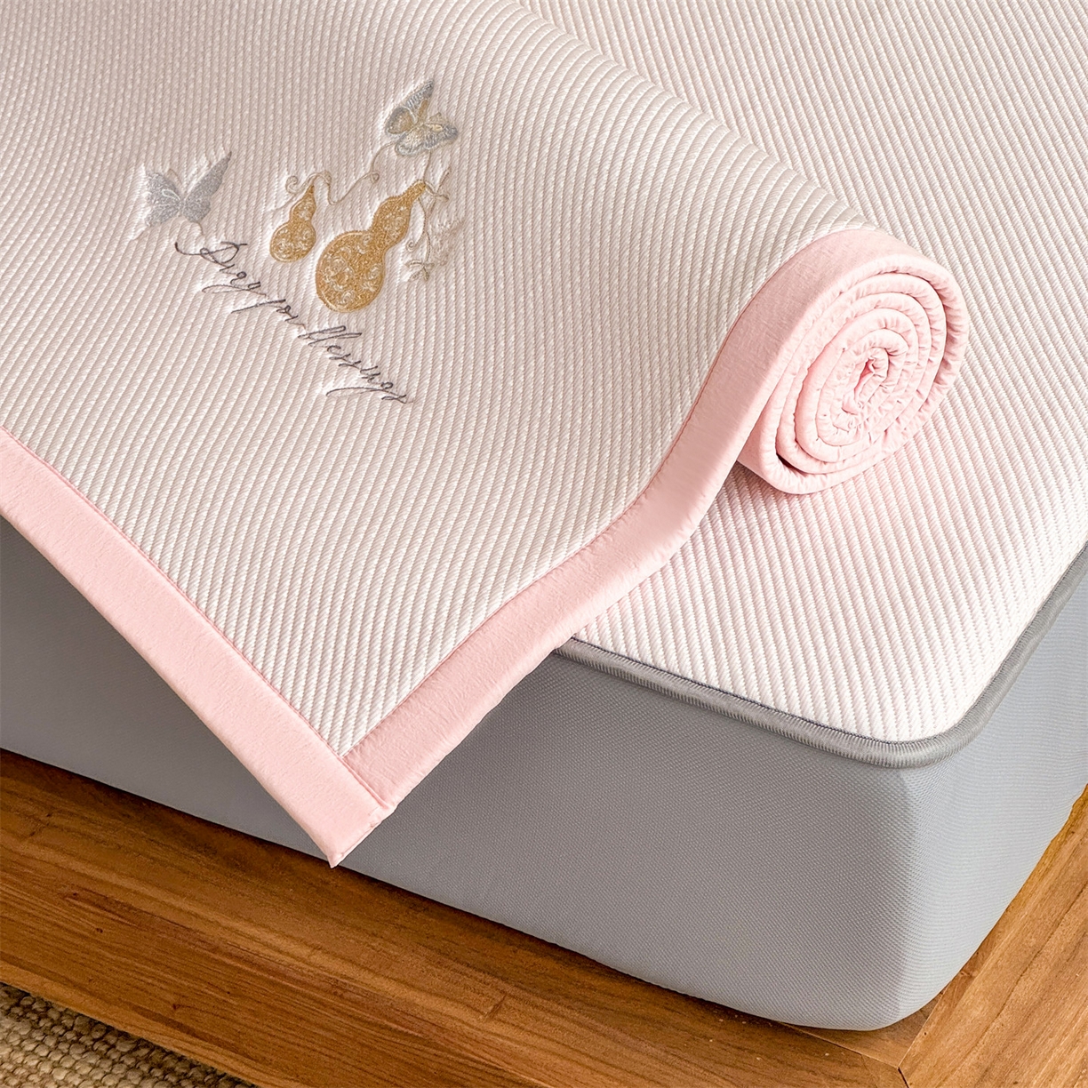 91家纺网 家纺一手货源 找家纺 （总）鑫姿席业 2026新款5A抗菌PE提花凉感席凉席席子蝶舞福禄