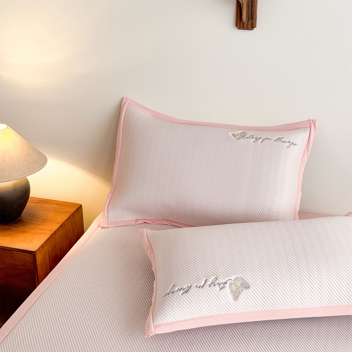 91家纺网 家纺一手货源 找家纺 鑫姿席业 2026新款5A抗菌PE提花凉感席凉席席子蝶舞福禄 蝶舞福禄-粉（床席款）