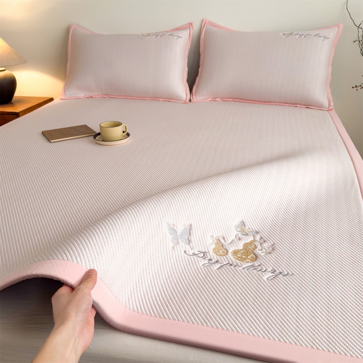 91家纺网 家纺一手货源 找家纺 鑫姿席业 2026新款5A抗菌PE提花凉感席凉席席子蝶舞福禄 蝶舞福禄-粉（床席款）