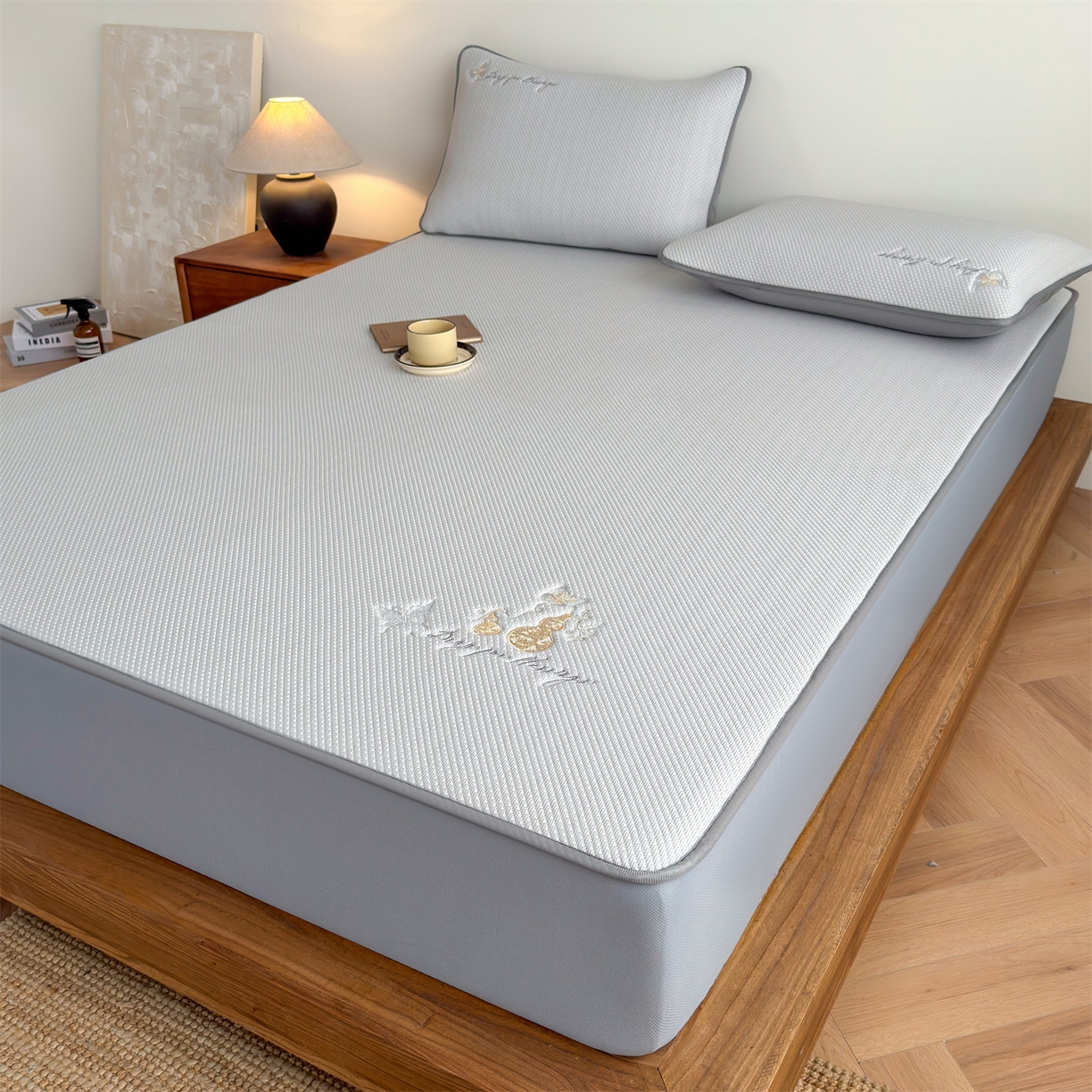 91家纺网 家纺一手货源 找家纺 鑫姿席业 2026新款5A抗菌PE提花凉感席凉席席子蝶舞福禄 蝶舞福禄-灰（床笠款）