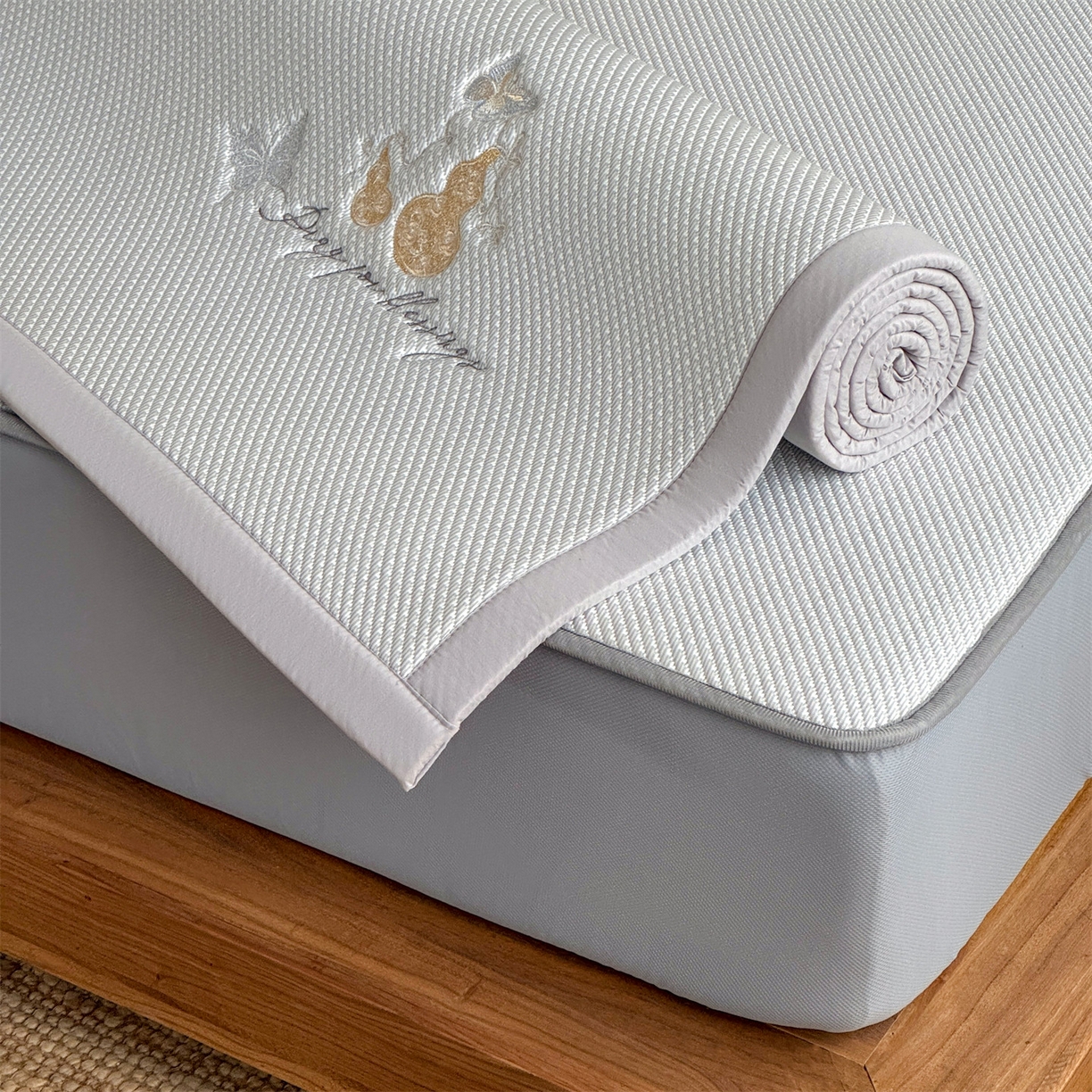 91家纺网 家纺一手货源 找家纺 鑫姿席业 2026新款5A抗菌PE提花凉感席凉席席子蝶舞福禄 蝶舞福禄-灰（床笠款）