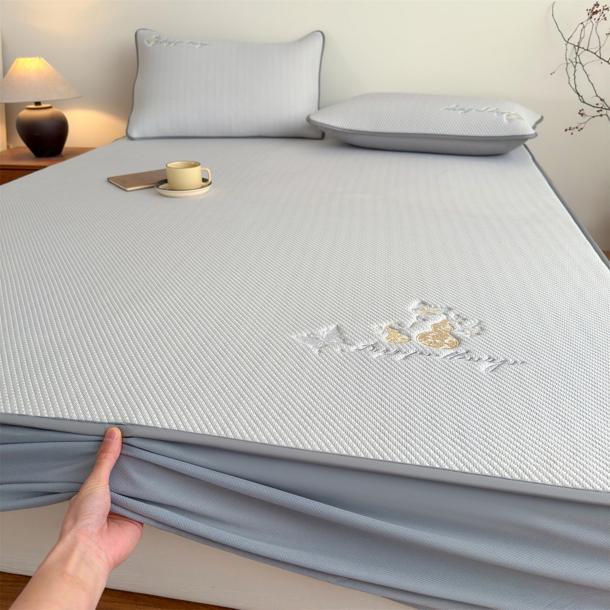 91家纺网 家纺一手货源 找家纺 鑫姿席业 2026新款5A抗菌PE提花凉感席凉席席子蝶舞福禄 蝶舞福禄-灰（床笠款）