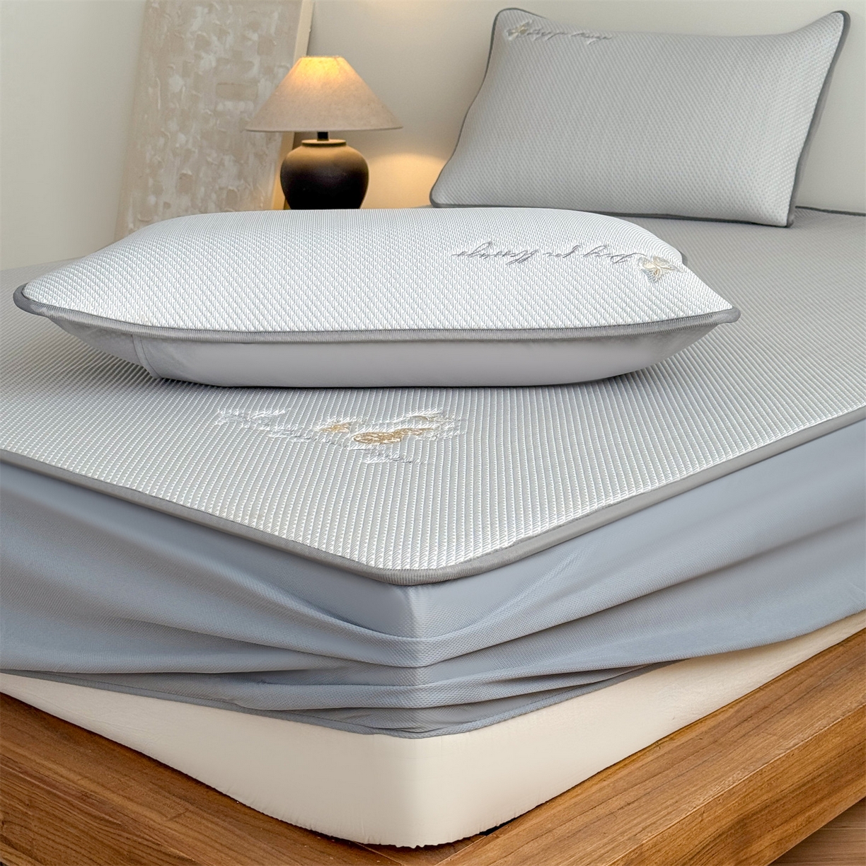 91家纺网 家纺一手货源 找家纺 鑫姿席业 2026新款5A抗菌PE提花凉感席凉席席子蝶舞福禄 蝶舞福禄-灰（床笠款）