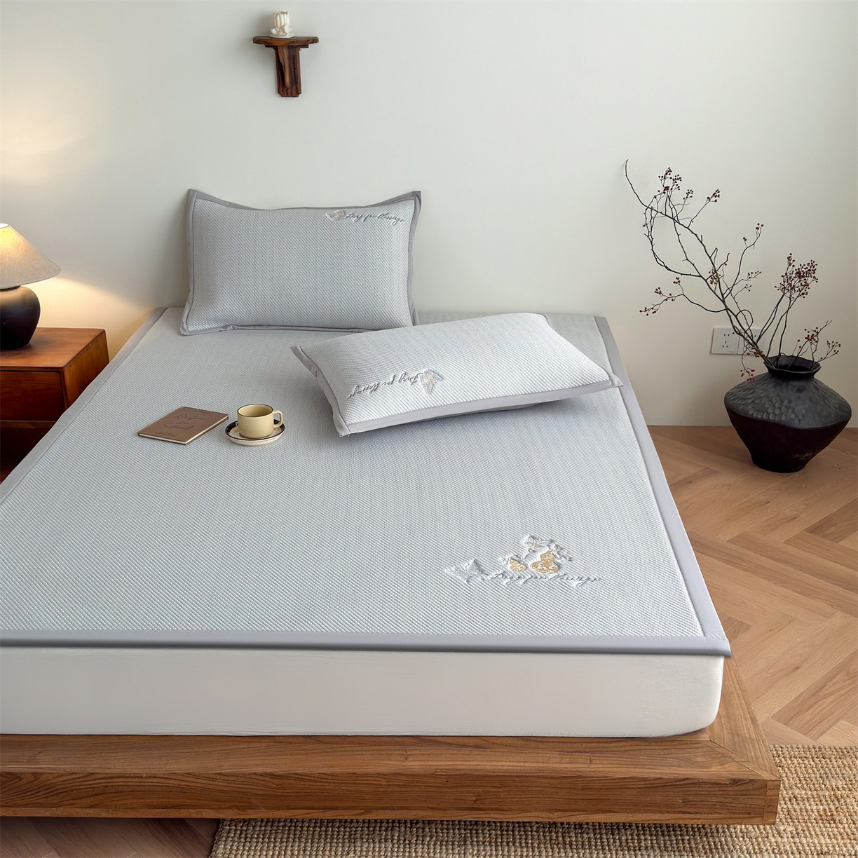 91家纺网 家纺一手货源 找家纺 鑫姿席业 2026新款5A抗菌PE提花凉感席凉席席子蝶舞福禄 蝶舞福禄-灰（床席款）